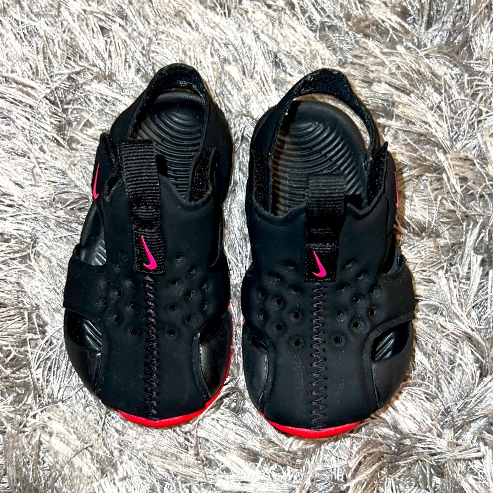 Nike Sandel (4c)